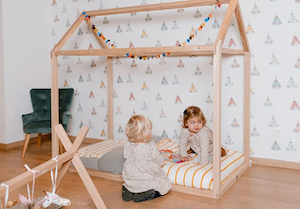 hildhome hus sängram 90x200 natur – enkel husformad ram i bokträ, låg golvsäng