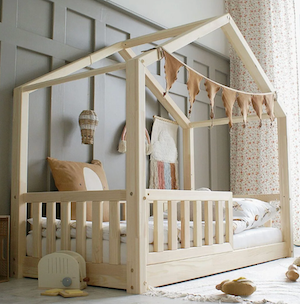 enry Minitude Nordic hussäng 90x190 med full säkerhetsskena – naturell furu, trygg juniorsäng