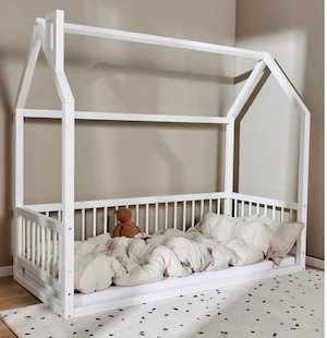 Mason Minitude Nordic hussäng 70x160 vit med säkerhetsskena – massiv furu juniorsäng