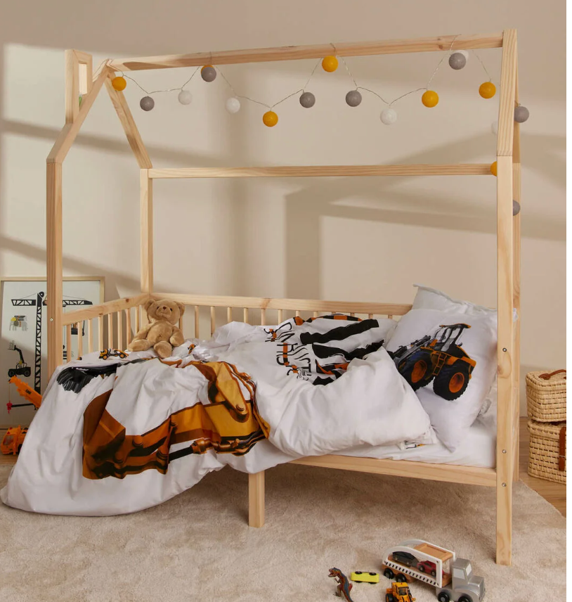 Noah Minitude hussäng 70x160 natur med skorsten och lekhage – klassisk husdesign i furu